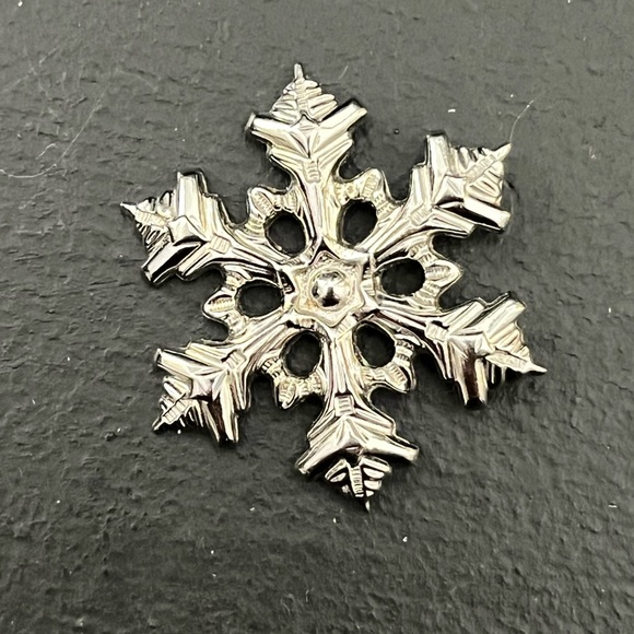Gorham 1985 Sterling Snowflake Necklace Pendant - Picture 3 of 8